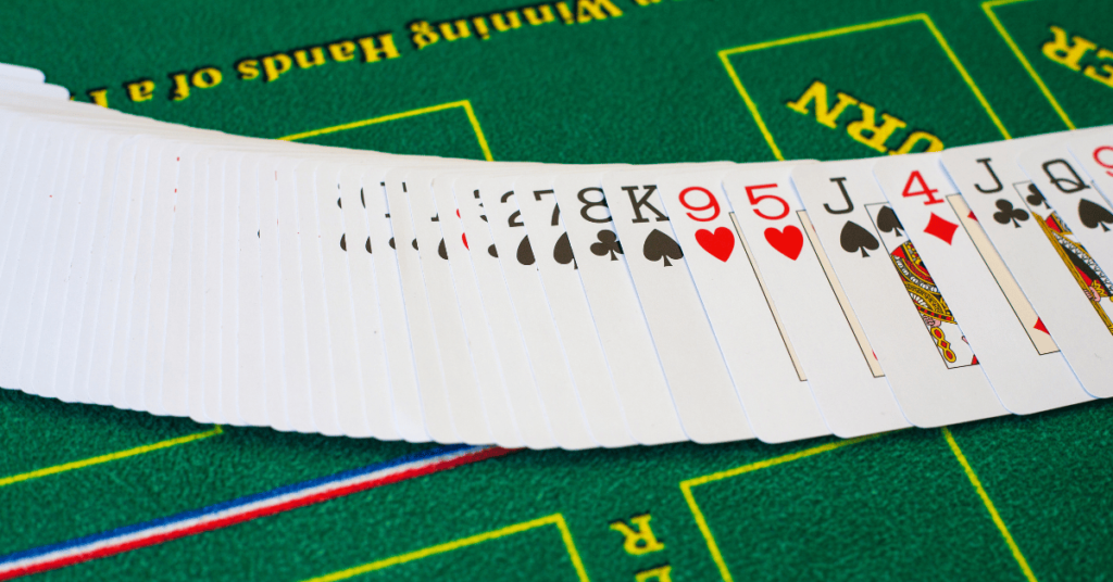 Poker masası ve slot makineleri, en çok kazandıran şans oyunları temsil ediyor.